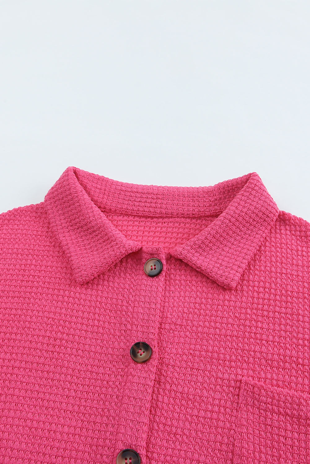 Blusa de punto gofre con botones en el frente y bolsillos de color rosa intenso