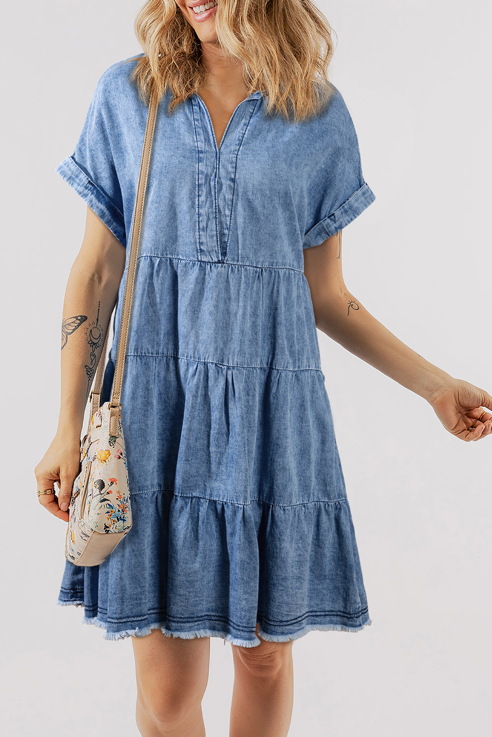 Vestido vaquero de manga corta con cuello vuelto y dobladillo sin rematar