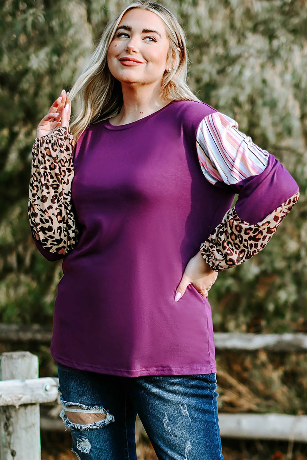 Blusa de talla grande con mangas a rayas de leopardo y bloques de color morado