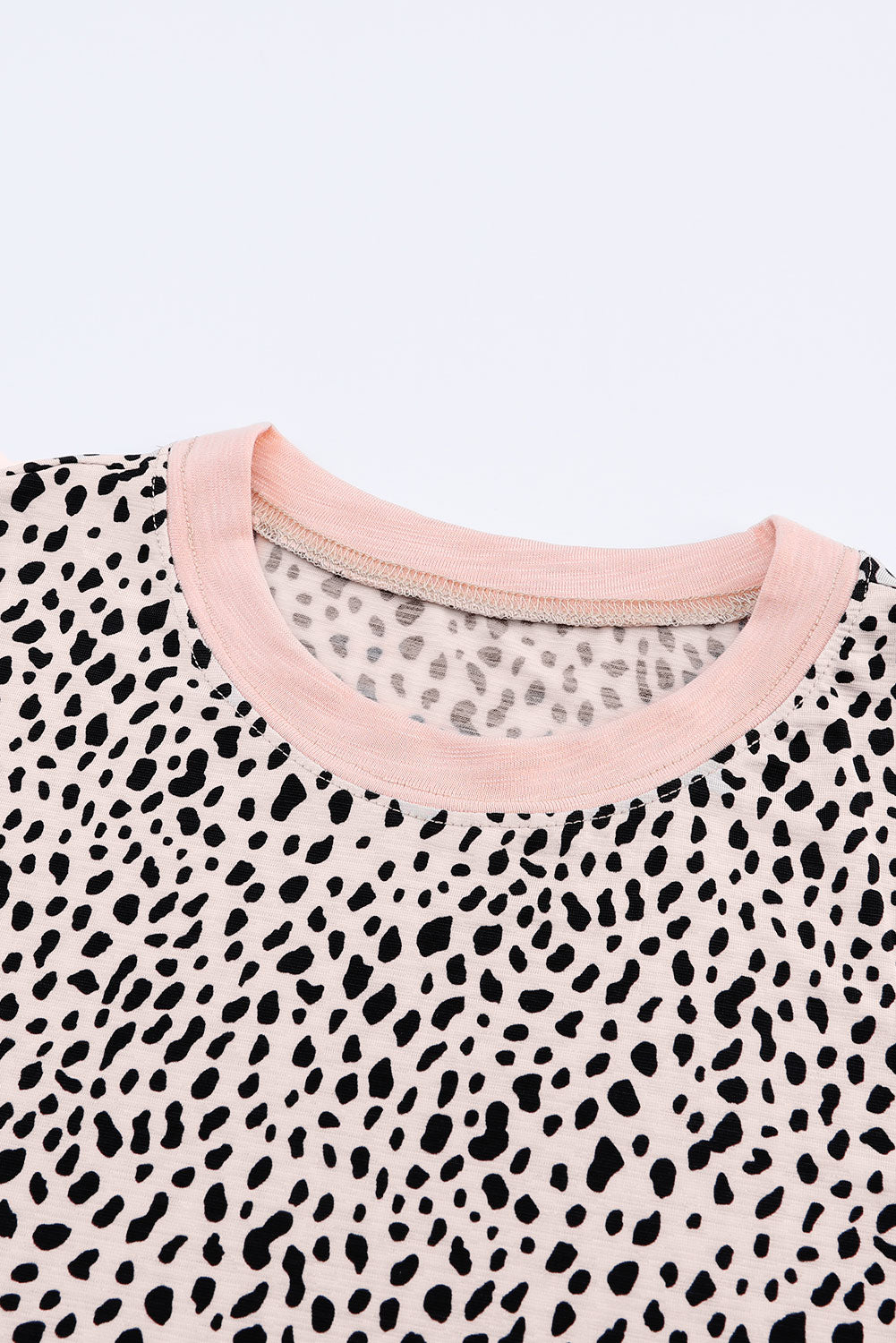 Blusa de manga larga con cuello redondo y estampado de lunares de animales en color gris