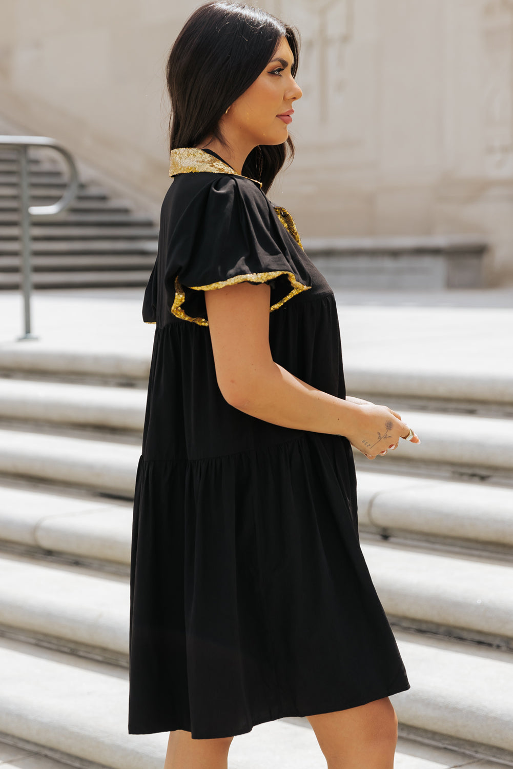 Vestido camisero para el día del juego con mangas abullonadas, color negro y ribete de lentejuelas doradas