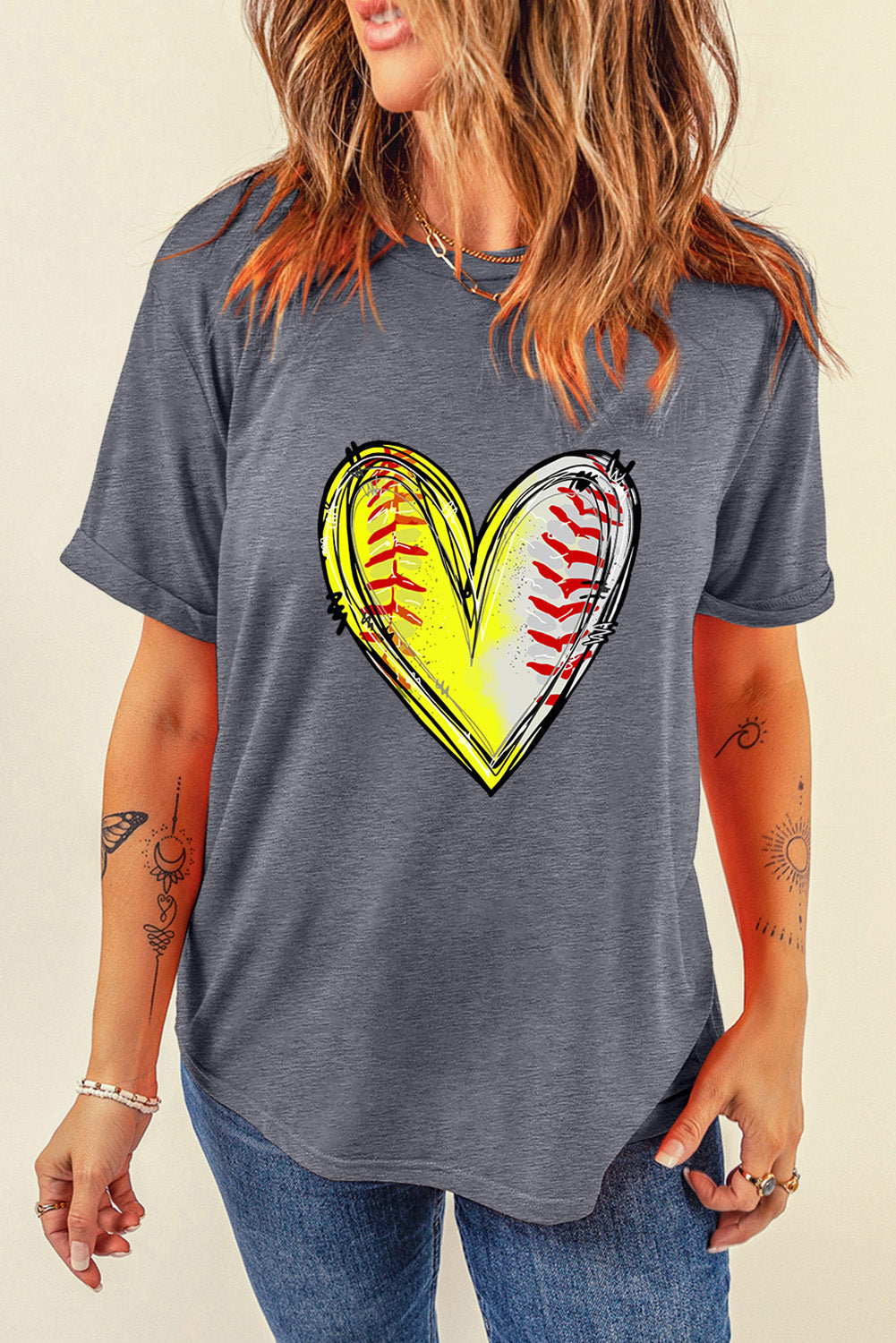 Camiseta de cuello redondo con estampado de corazón de béisbol gris