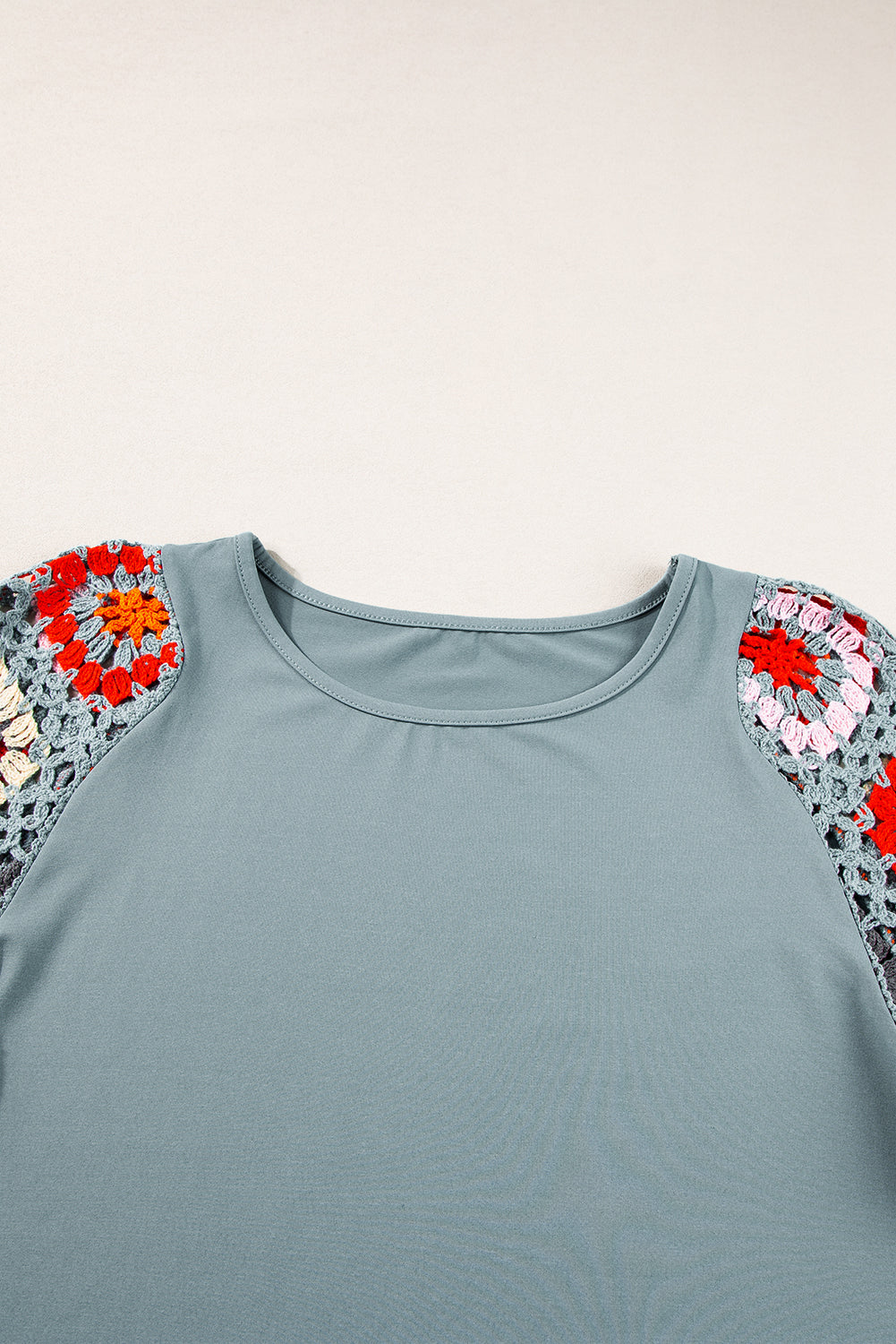 Camiseta con mangas de crochet y estampado floral ahuecado estilo boho turquesa