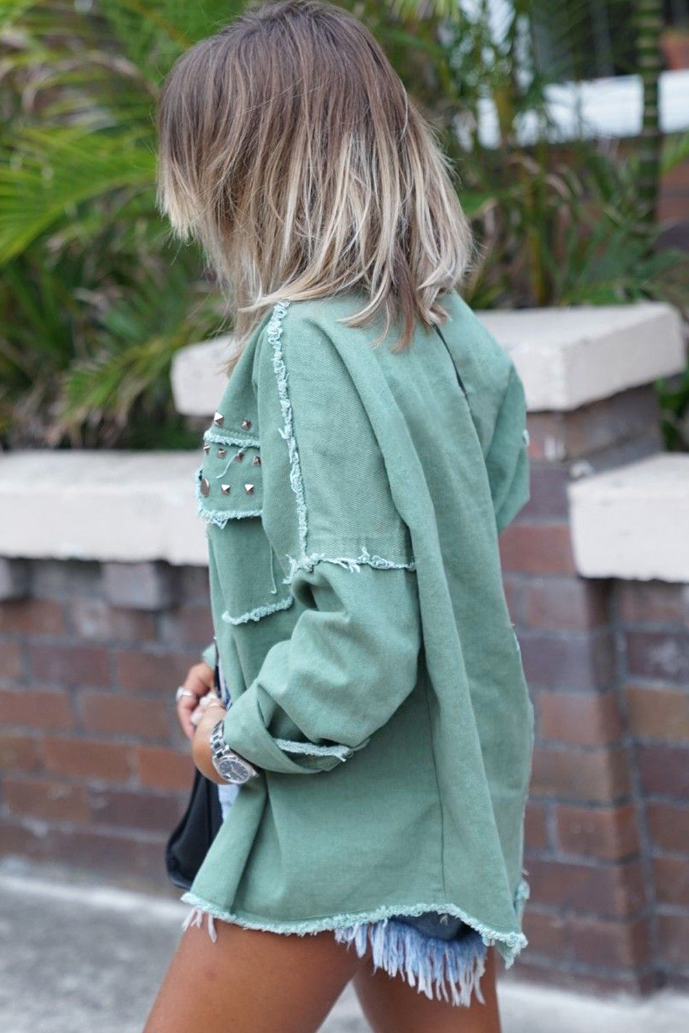 Chaqueta vaquera con remaches vintage y ribetes deshilachados en verde niebla