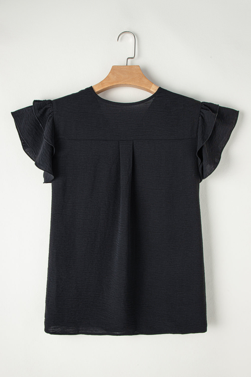 Blusa negra con cuello en V y mangas cortas con volantes en talla grande