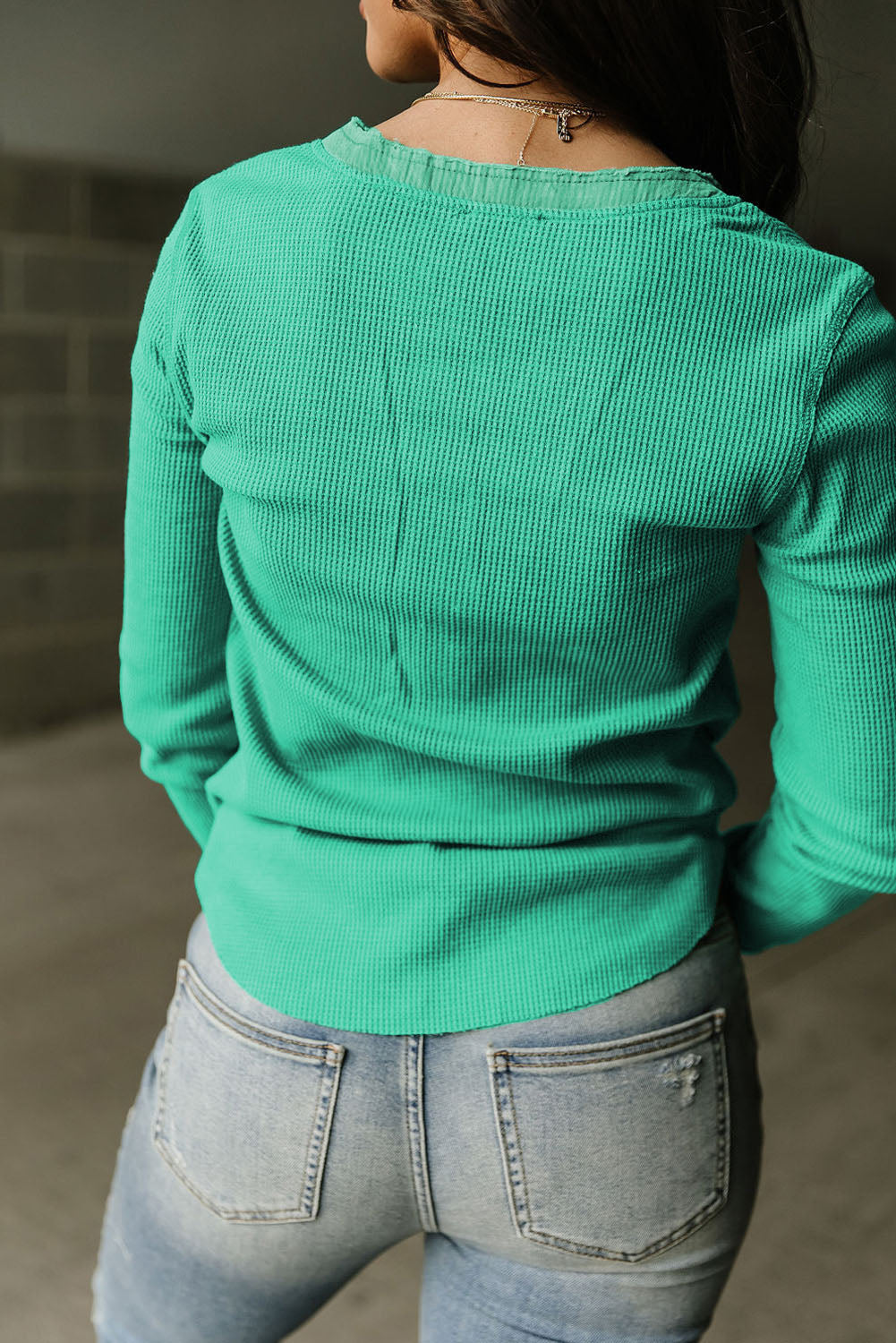 Camisa henley de manga larga con tejido gofre en color gris liso