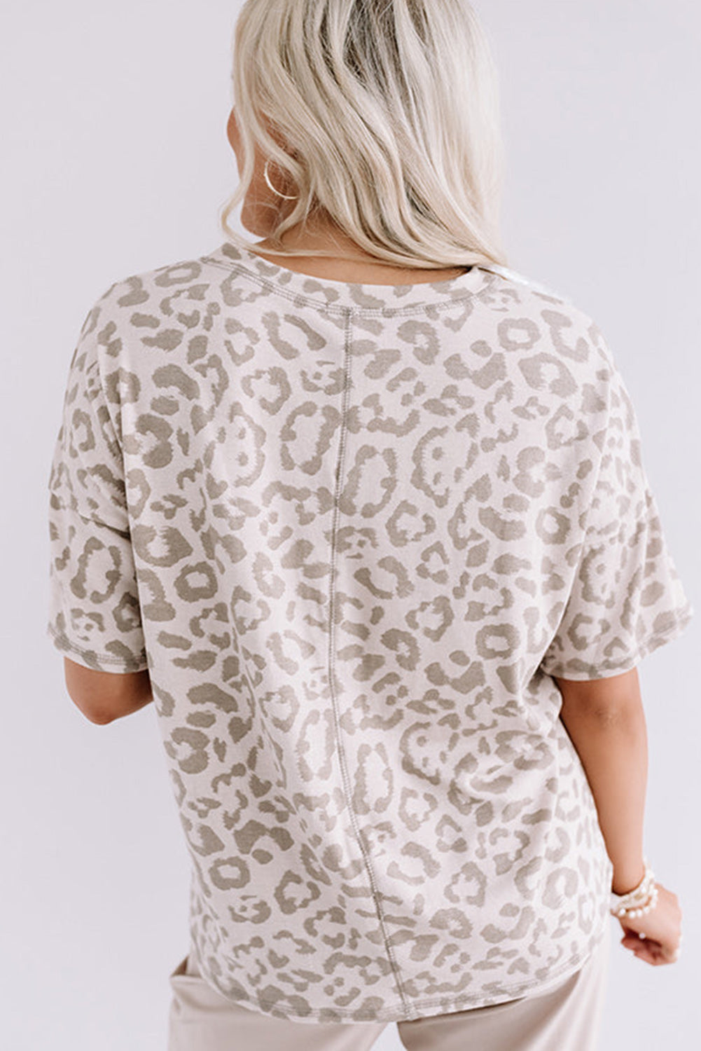 Camiseta de talla grande con escote en V y costuras expuestas con estampado de leopardo marrón