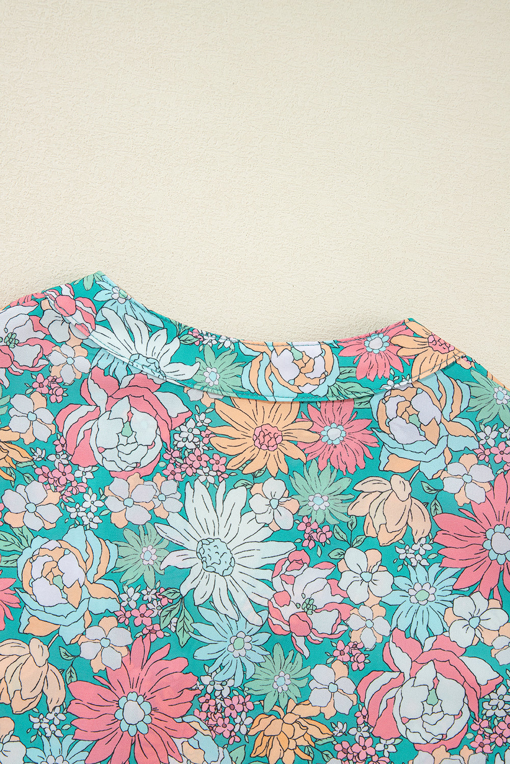 Blusa peplum bohemia con escote en V y mangas cortas abullonadas con estampado floral multicolor