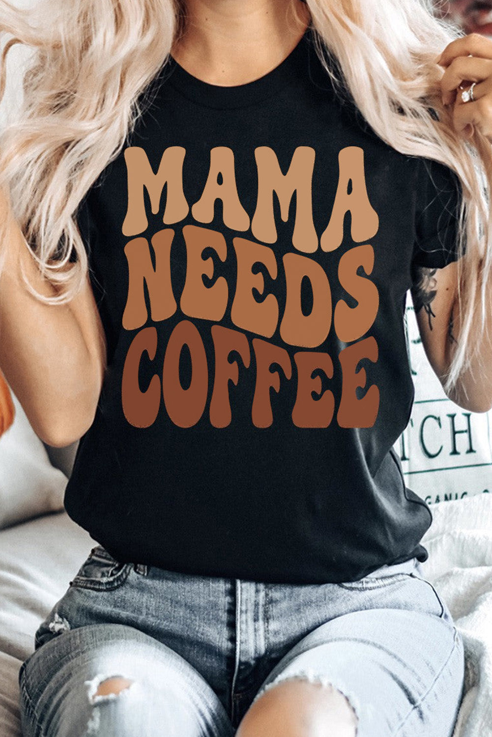 Camiseta gráfica negra MAMA NEEDS COFFEE