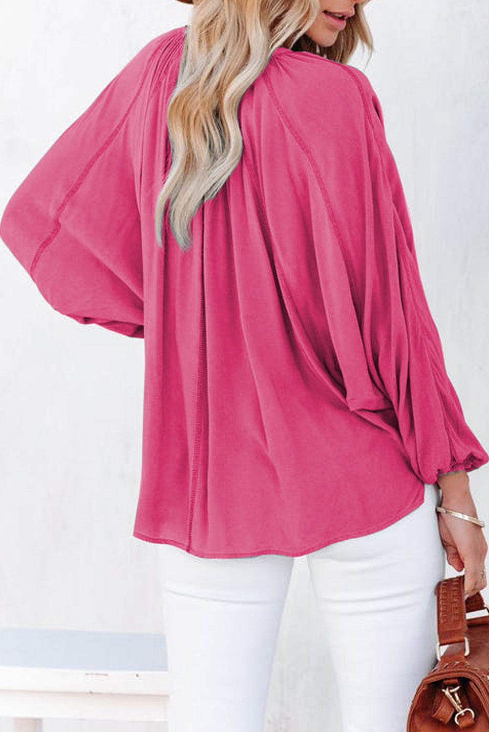 Blusa negra informal con escote en V y detalle plisado