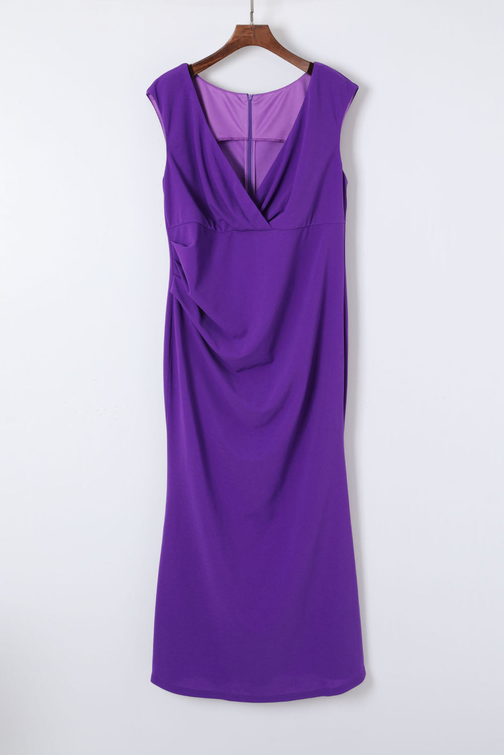 Vestido largo morado de talla grande, ajustado y plisado con escote en V 