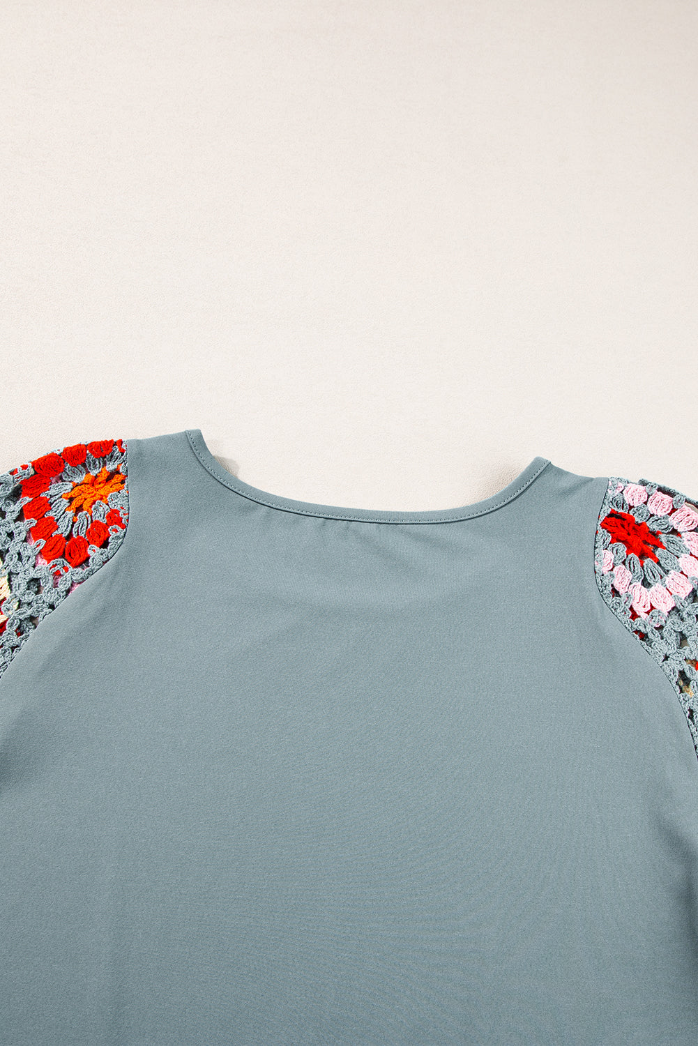 Camiseta con mangas de crochet y estampado floral ahuecado estilo boho turquesa