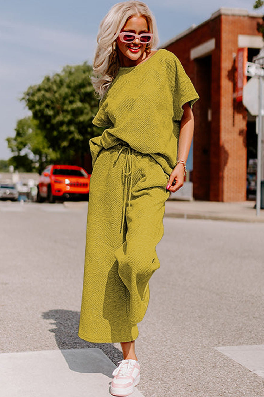 Conjunto de camiseta holgada con textura negra y pantalón con cordón