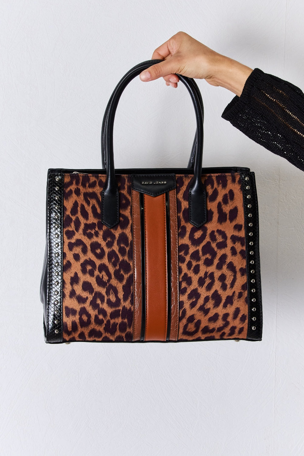 Bolso de mano con remaches en contraste y estampado de leopardo de David Jones