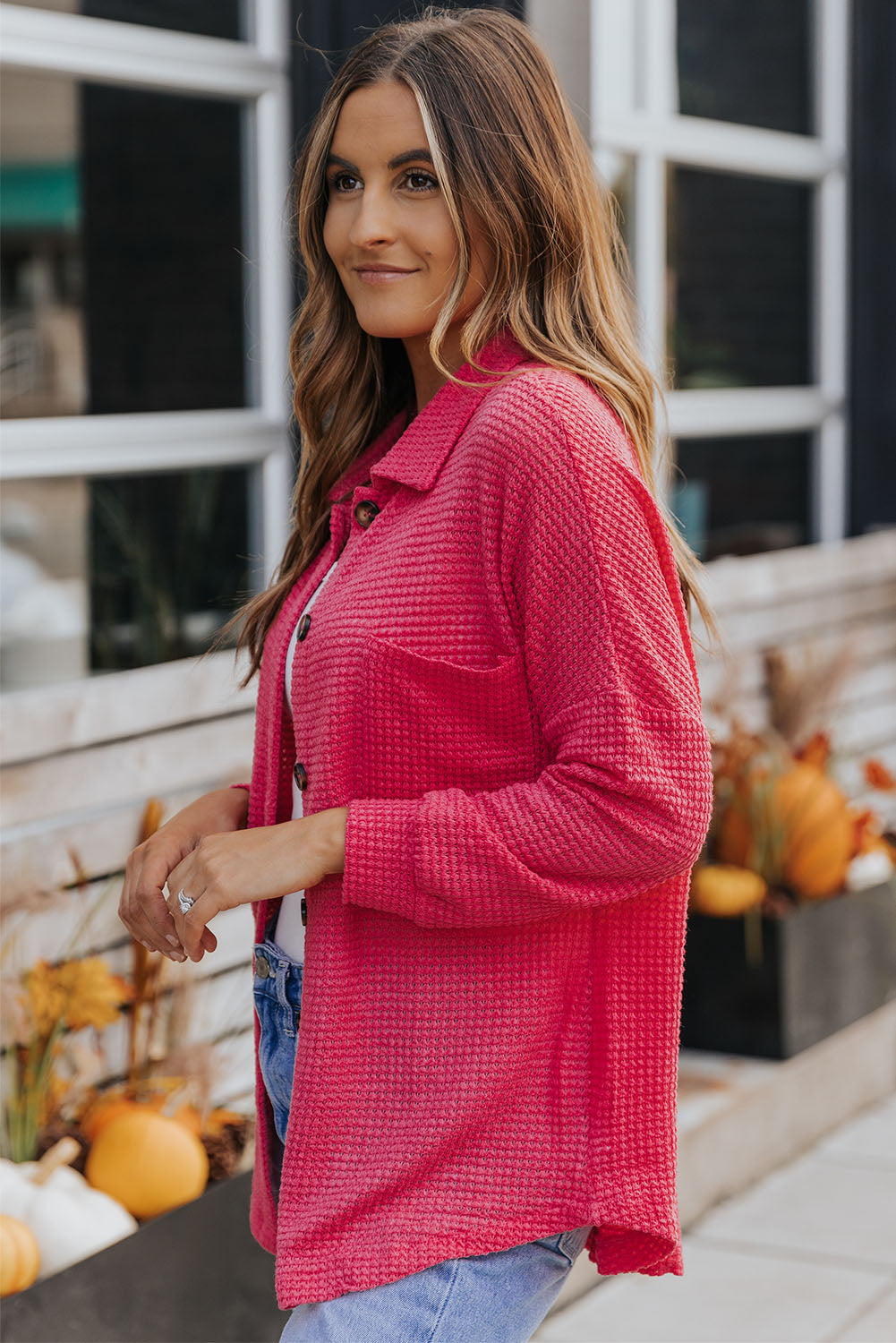 Blusa de punto gofre con botones en el frente y bolsillos de color rosa intenso