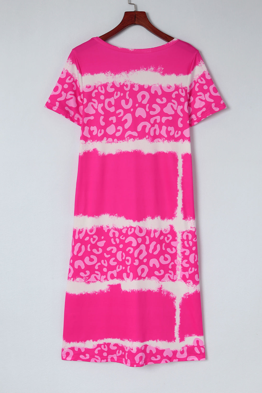 Vestido estilo camiseta con escote en V y bloques de color teñido anudado y estampado de leopardo en rosa
