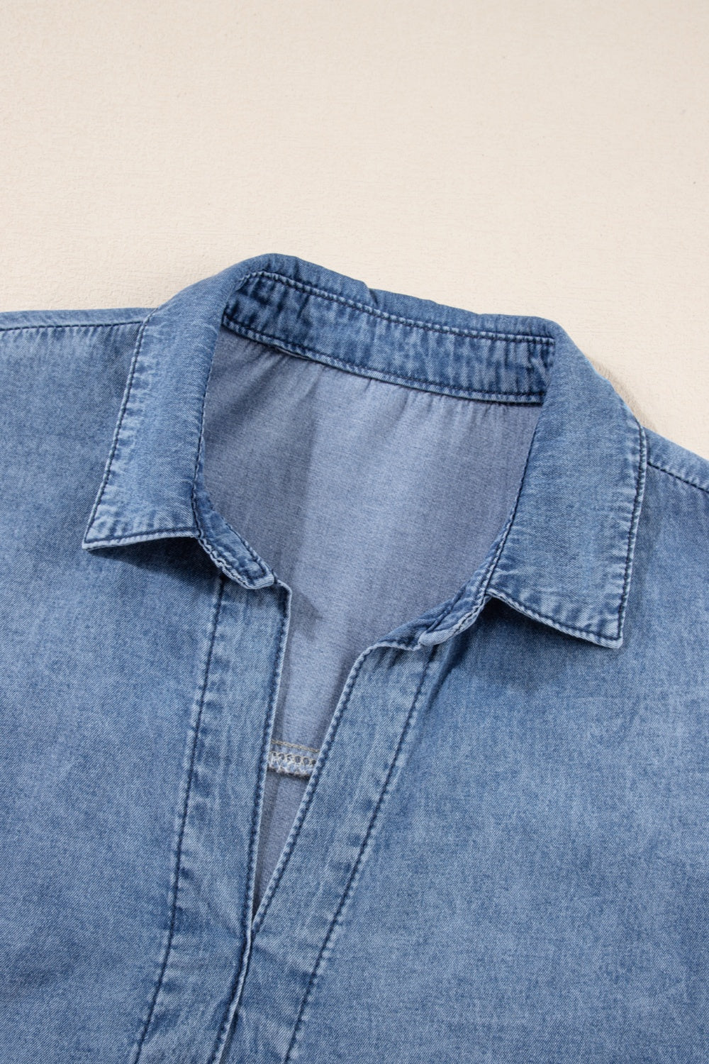 Vestido vaquero de manga corta con cuello vuelto y dobladillo sin rematar