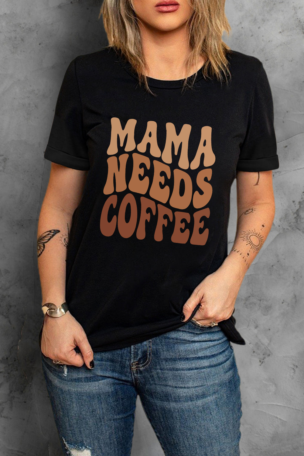 Camiseta gráfica negra MAMA NEEDS COFFEE