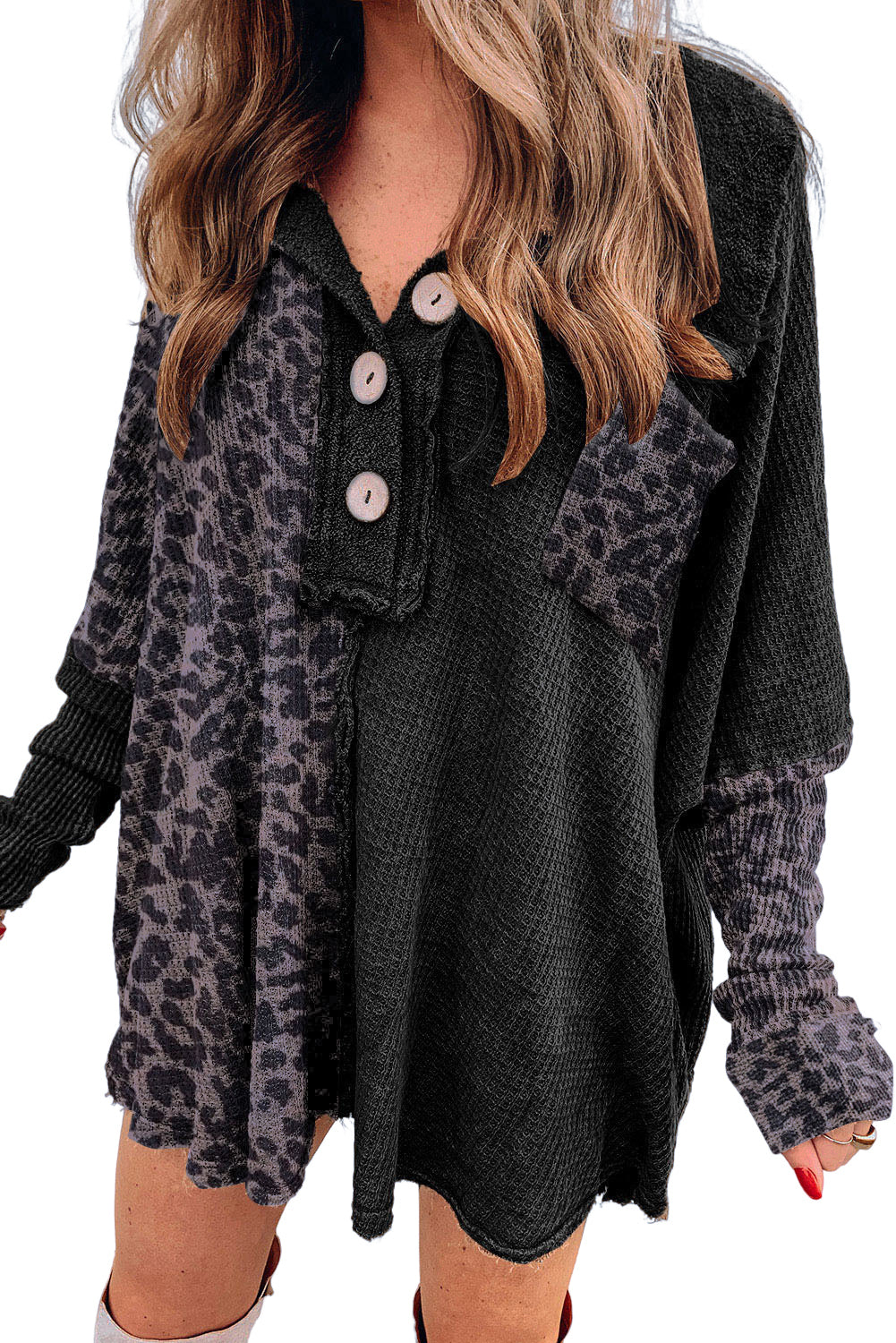 Camisa henley oversize con bloques de color y estampado de leopardo y punto gofre negro