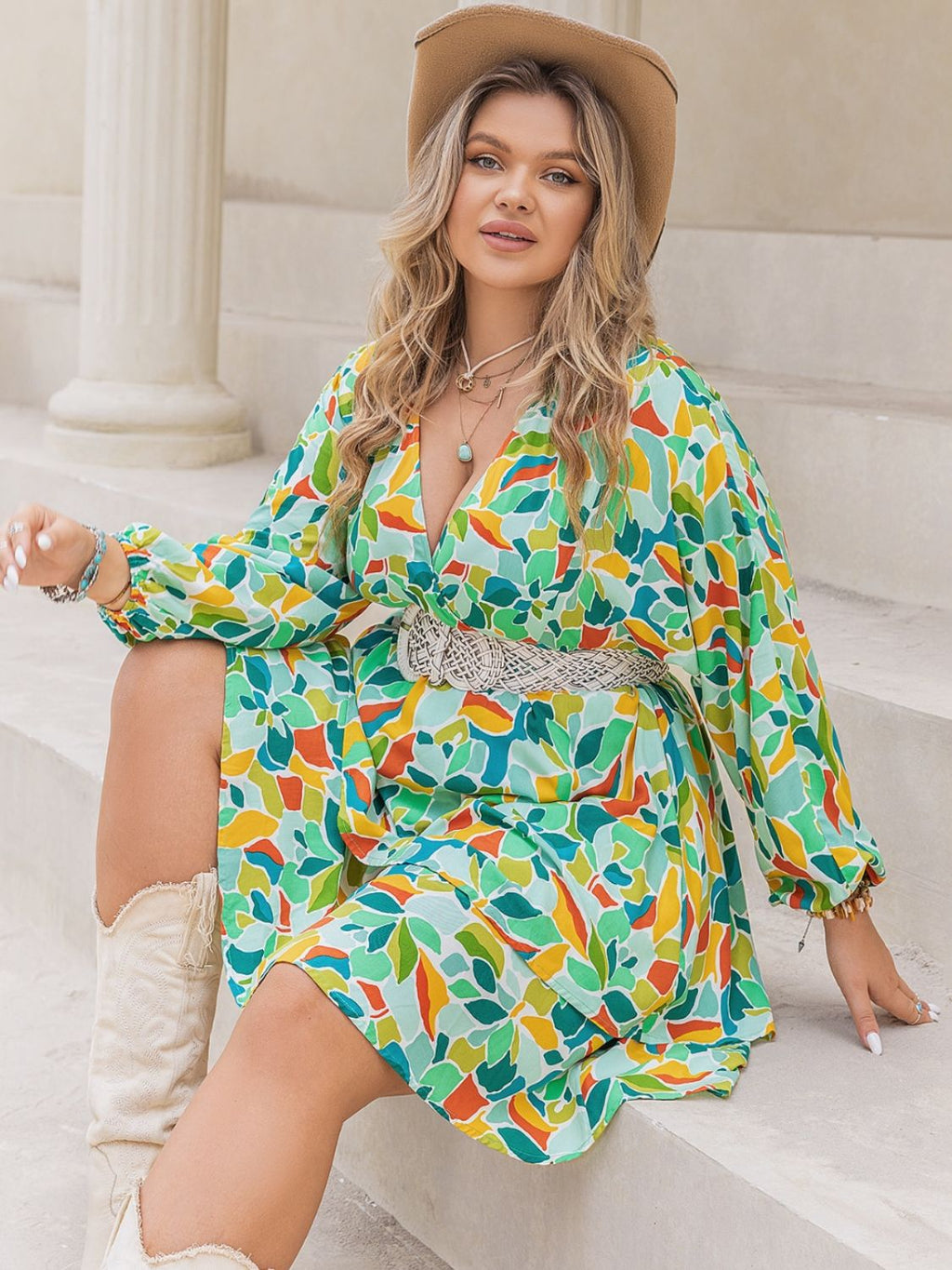 Vestido corto cruzado de manga larga con estampado de talla grande
