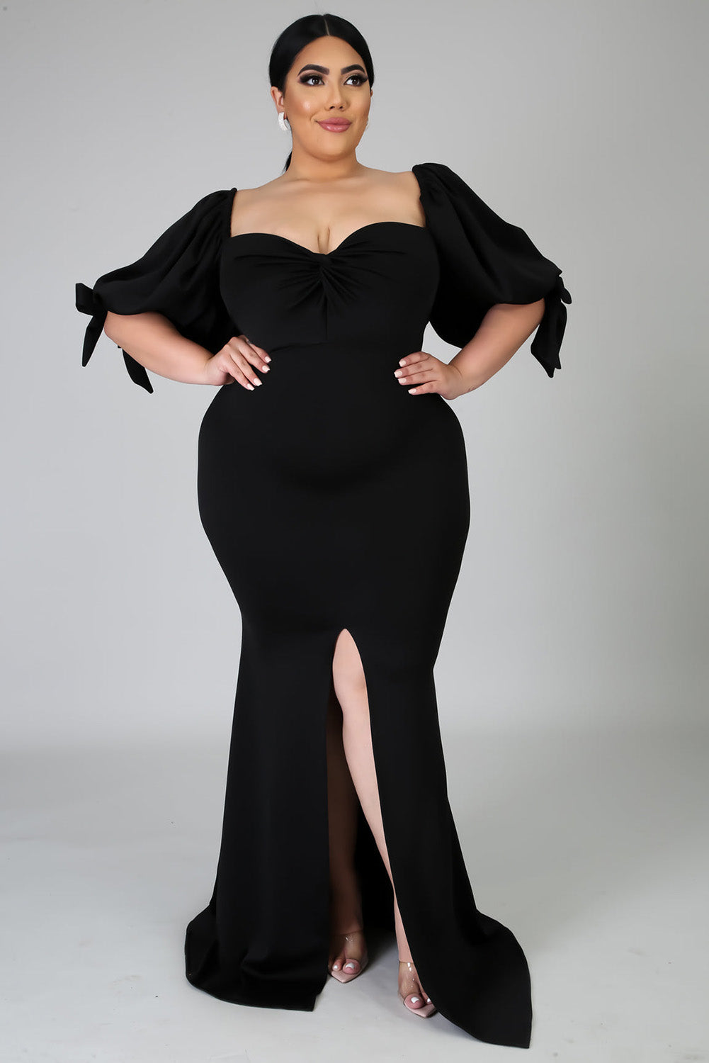 Vestido largo con abertura alta, mangas abullonadas y lazo en rosa en talla grande