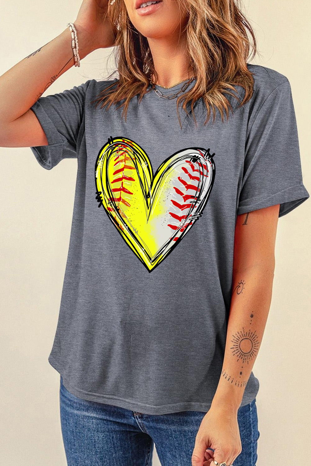 Camiseta de cuello redondo con estampado de corazón de béisbol gris