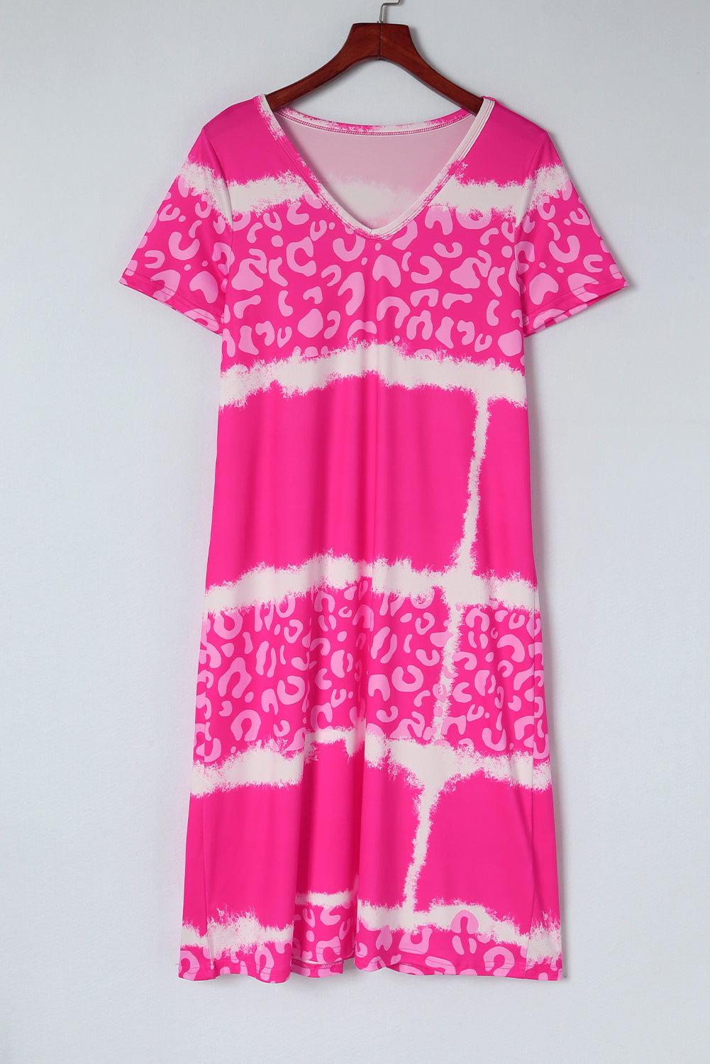 Vestido estilo camiseta con escote en V y bloques de color teñido anudado y estampado de leopardo en rosa