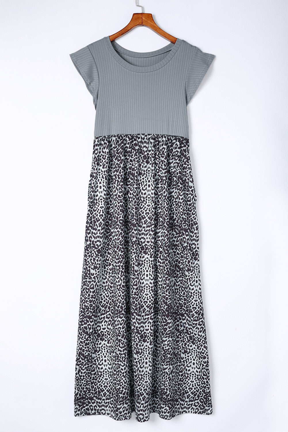 Vestido largo informal con bolsillos y mangas cortas y estampado de leopardo gris