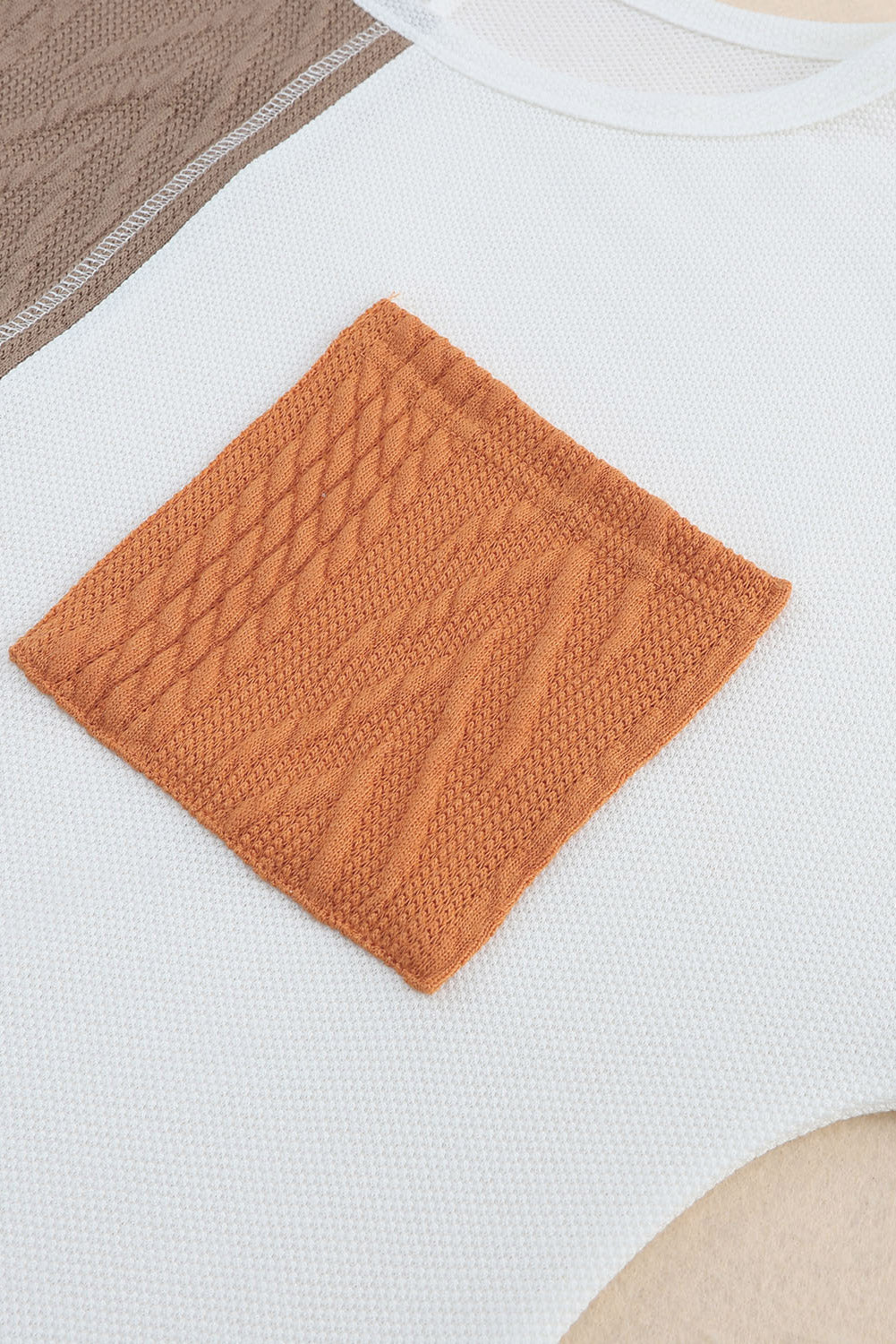 Top de punto texturizado con bolsillo en el pecho y manga larga en color naranja