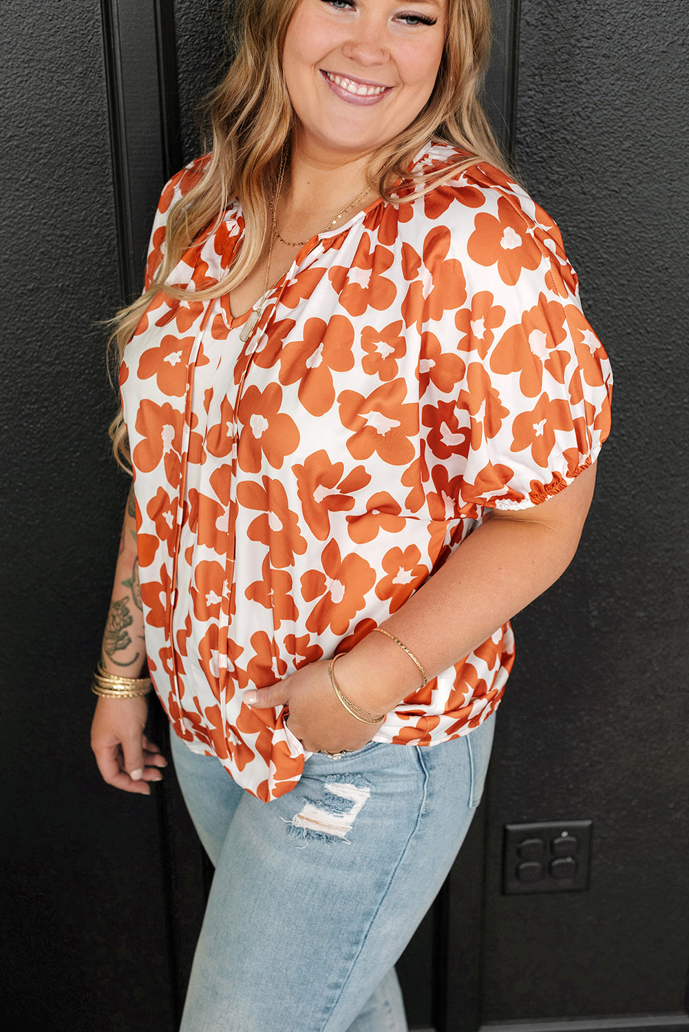 Blusa de manga corta con cuello en V, cordón y estampado floral en color naranja, talla grande