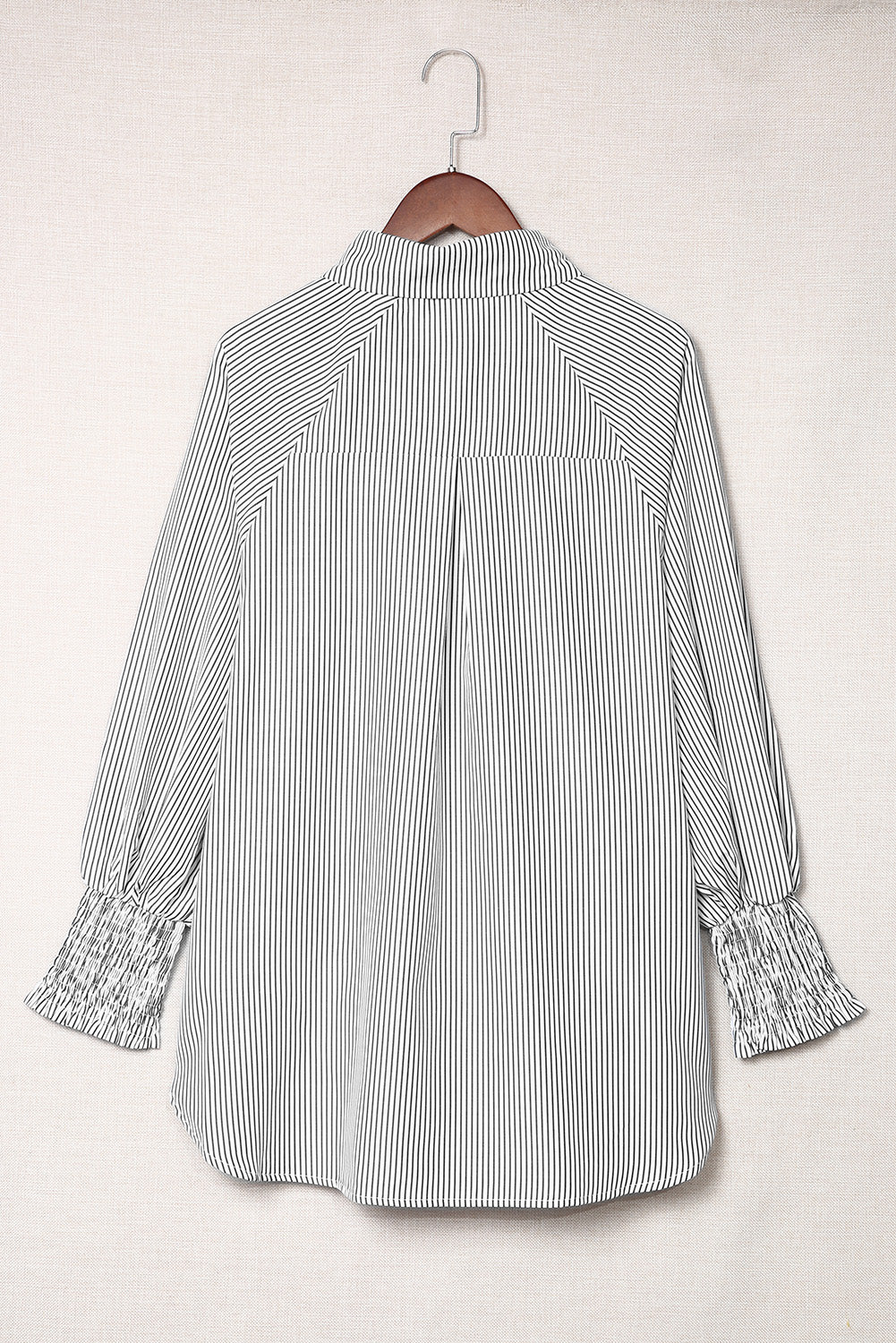 Camisa informal de rayas negras con puños fruncidos