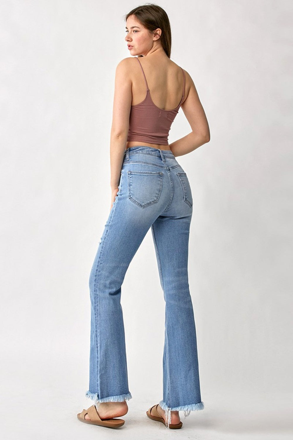 Vaqueros bootcut de tiro alto con dobladillo deshilachado RISEN | REG