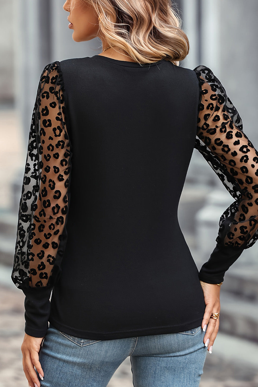 Camisa informal negra transparente con mangas campesinas y estampado de leopardo