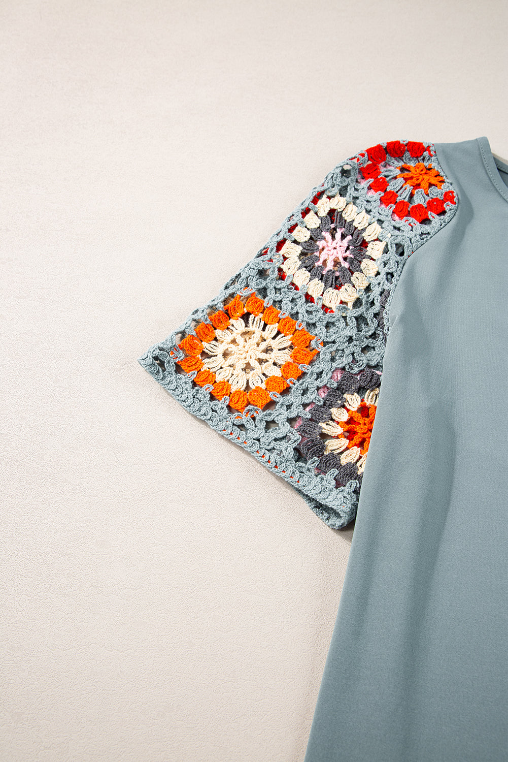 Camiseta con mangas de crochet y estampado floral ahuecado estilo boho turquesa