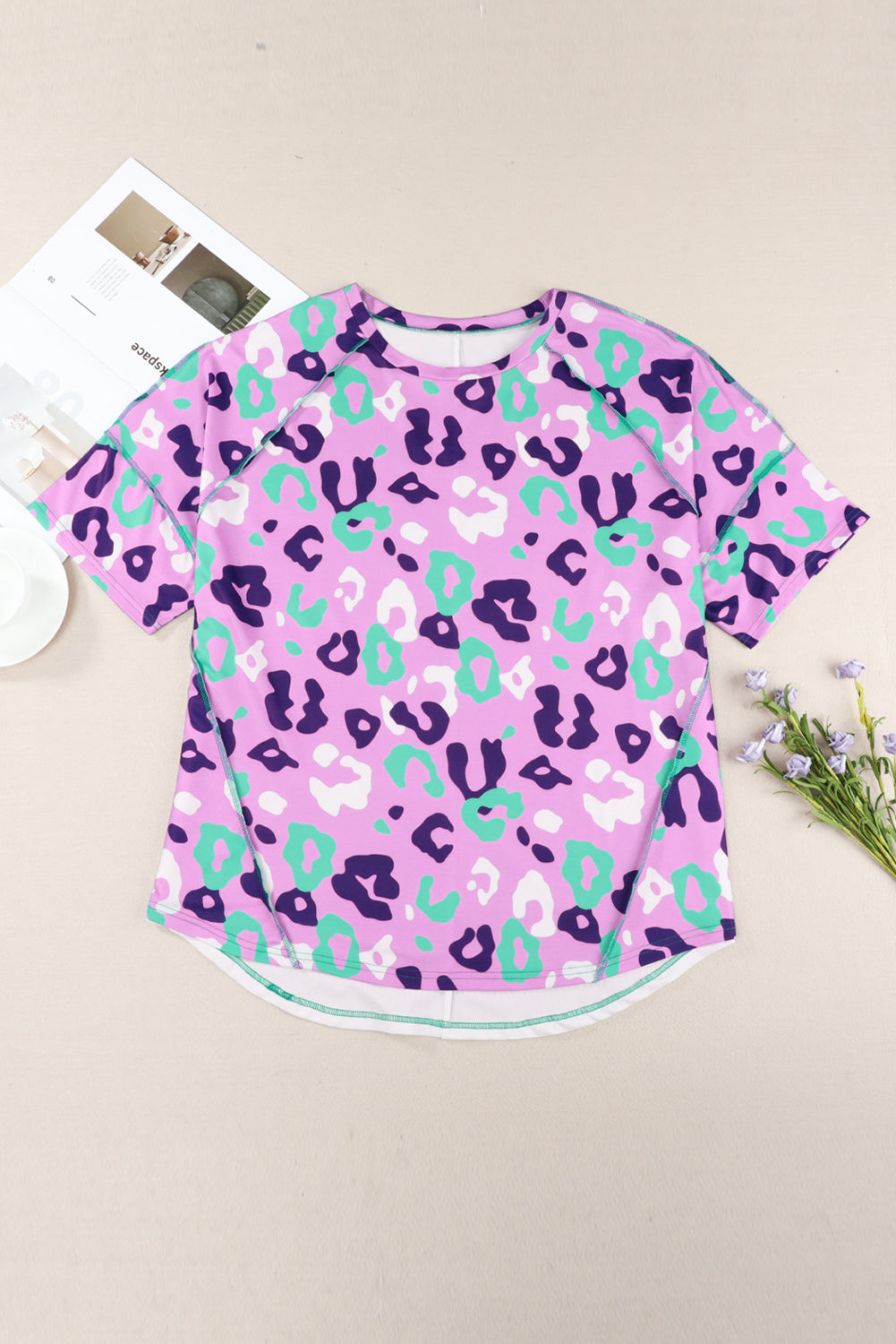 Camiseta de manga corta con estampado de leopardo morado de talla grande