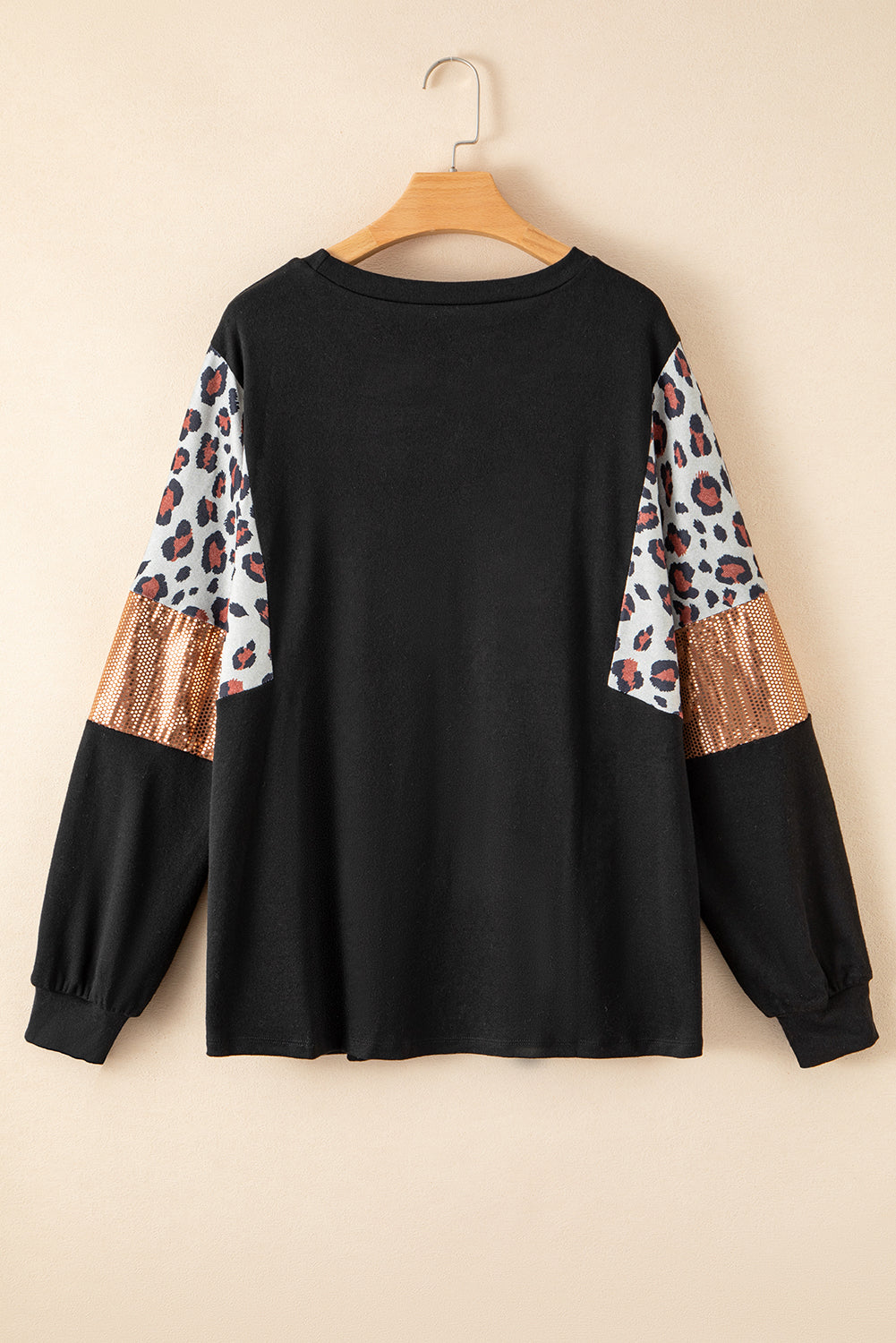 Blusa negra de manga larga con parches de lentejuelas y estampado de leopardo en talla grande