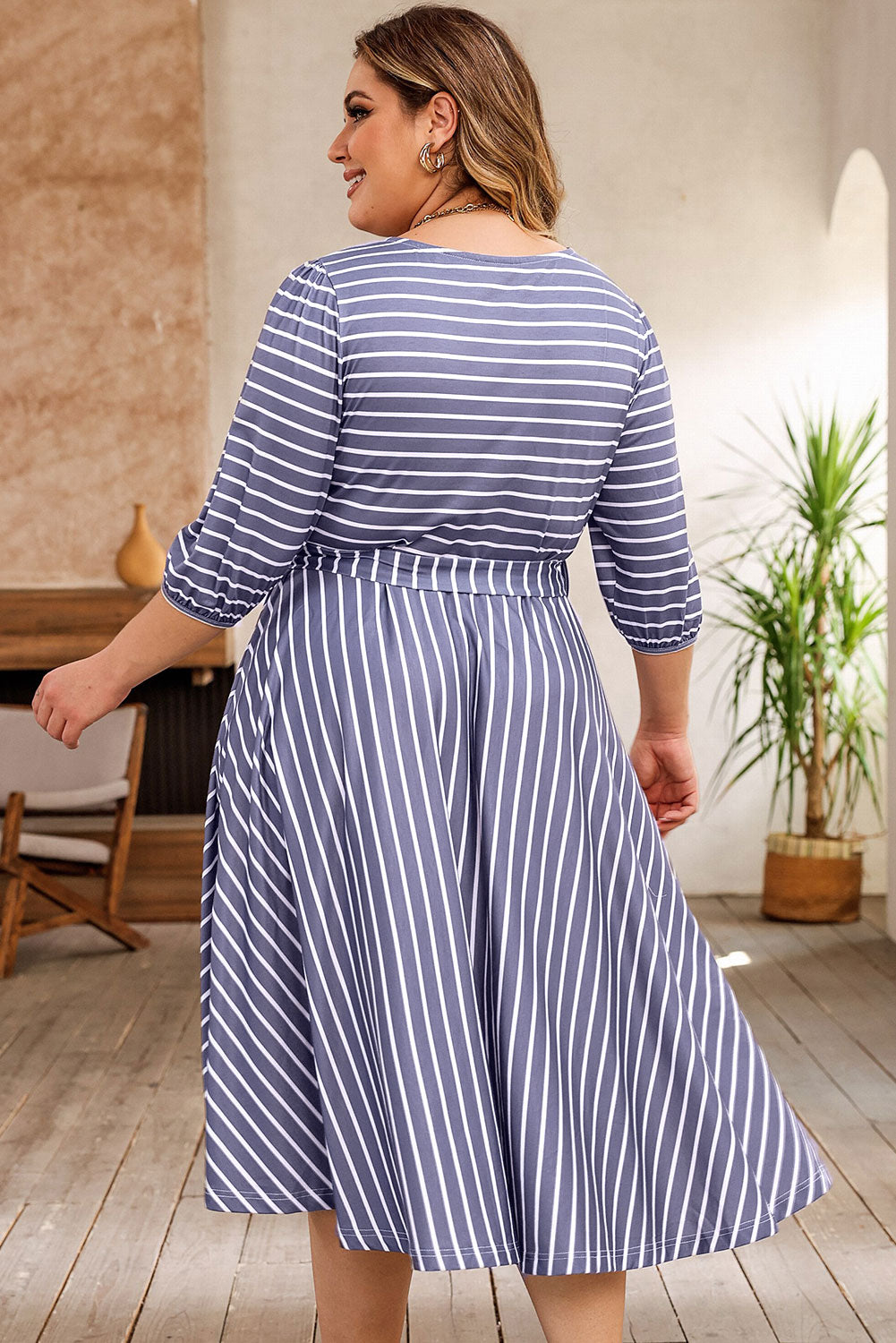 Vestido de talla grande con mangas 3/4 y cintura con lazo a rayas grises 