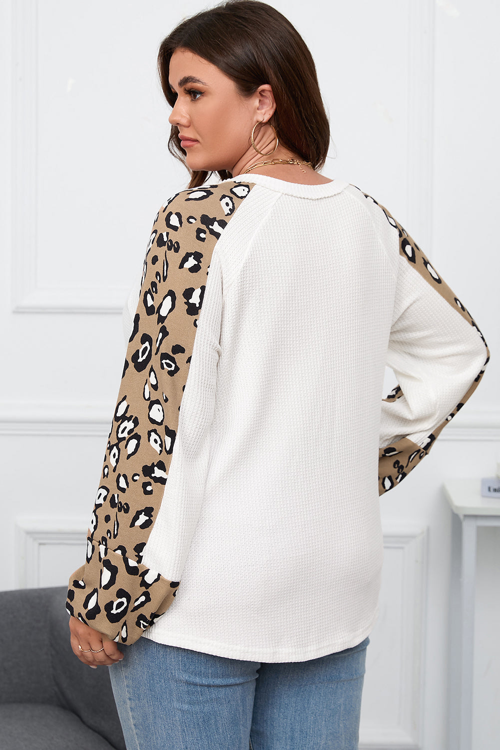 Blusa de manga larga con estampado de leopardo en contraste y punto gofre en talla grande en color beige