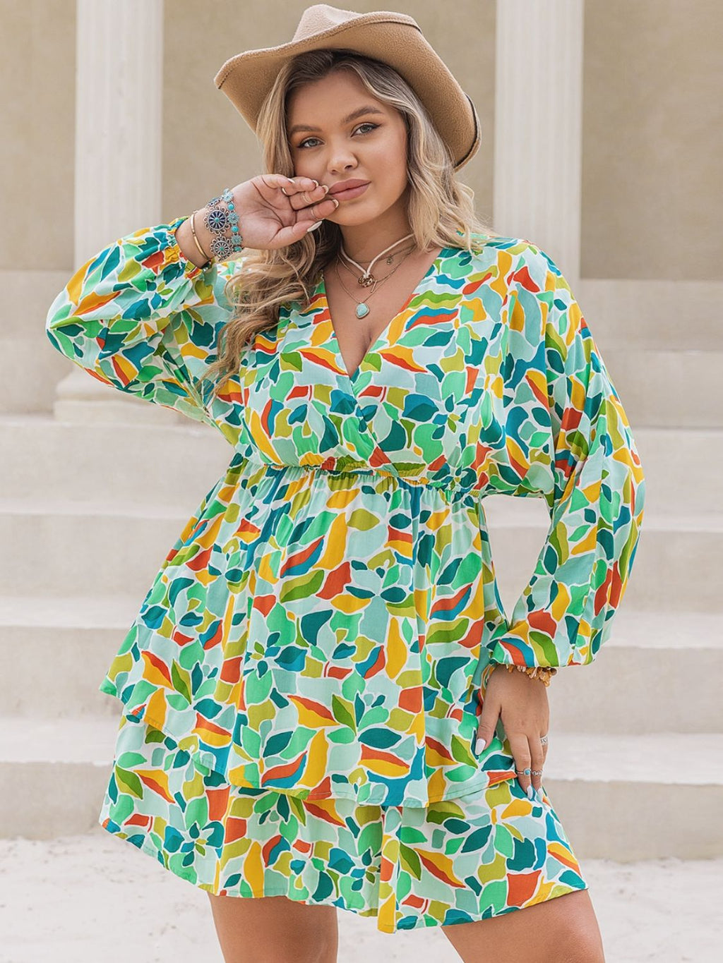 Vestido corto cruzado de manga larga con estampado de talla grande