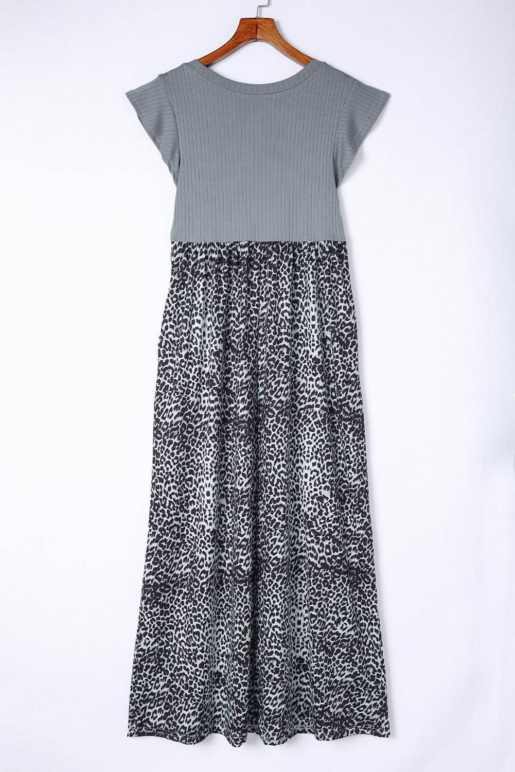 Vestido largo informal con bolsillos y mangas cortas y estampado de leopardo gris