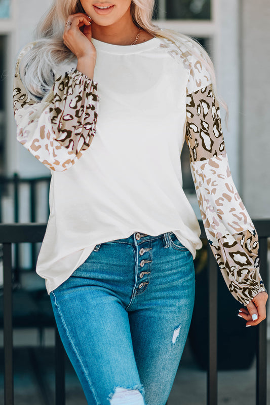 Blusa con mangas abullonadas y estampado de leopardo en color beige