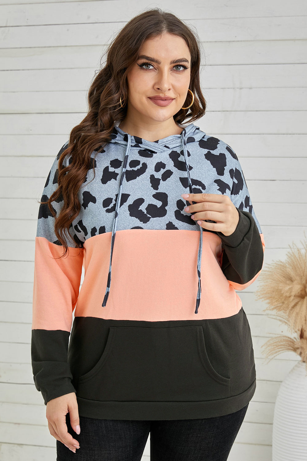 Sudadera con capucha y bolsillos en bloques de color con estampado de leopardo rosa en talla grande