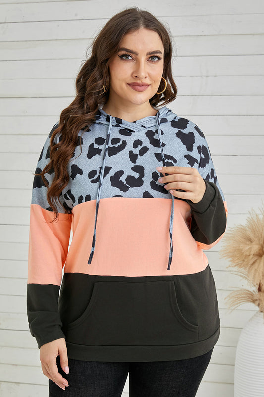 Sudadera con capucha y bolsillos en bloques de color con estampado de leopardo rosa en talla grande