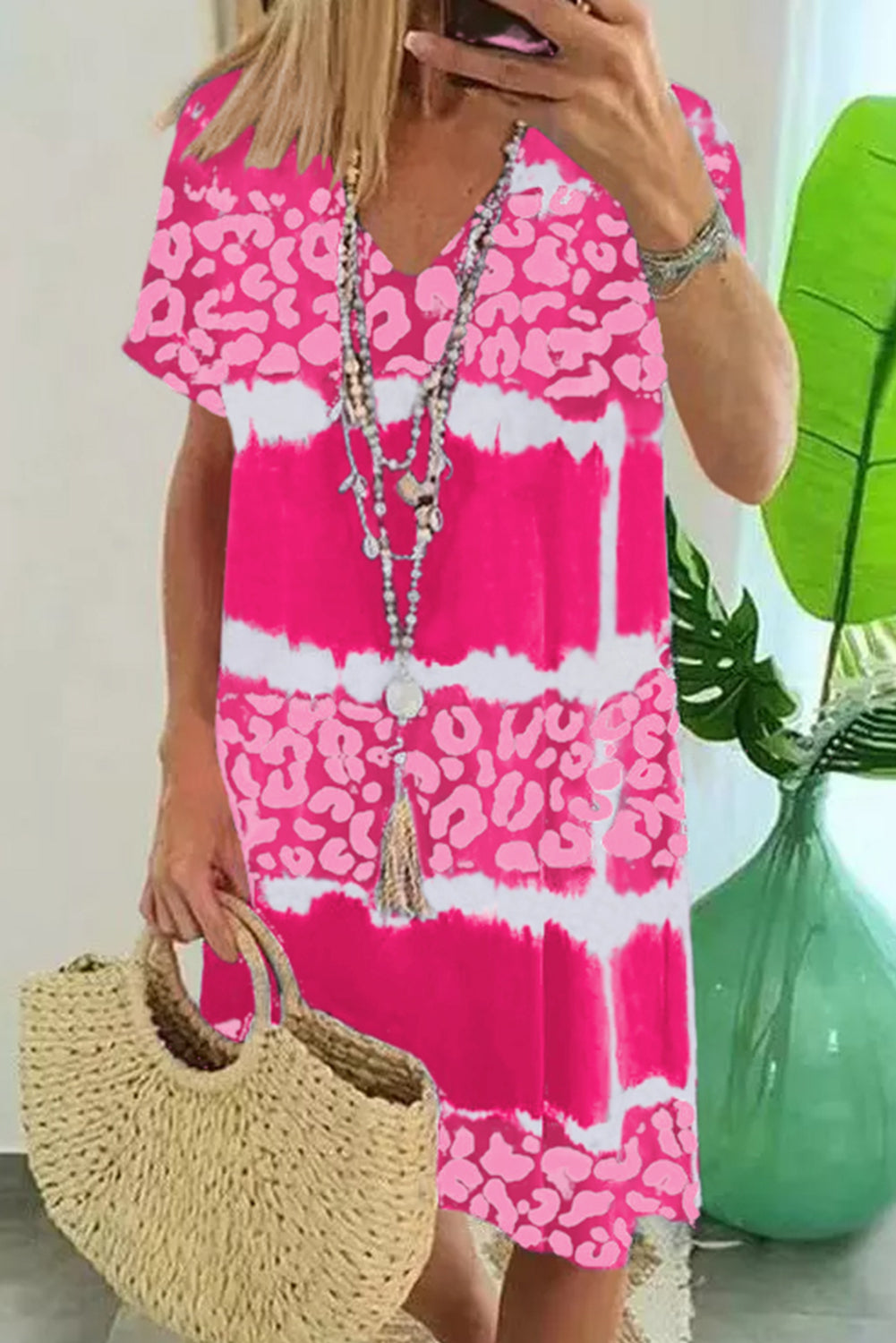 Vestido estilo camiseta con escote en V y bloques de color teñido anudado y estampado de leopardo en rosa