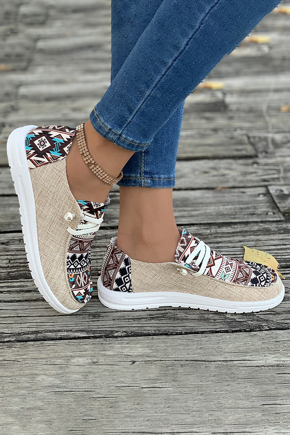 Zapatos de lona con cordones y diseño de patchwork azteca vintage en color azul Ashleigh