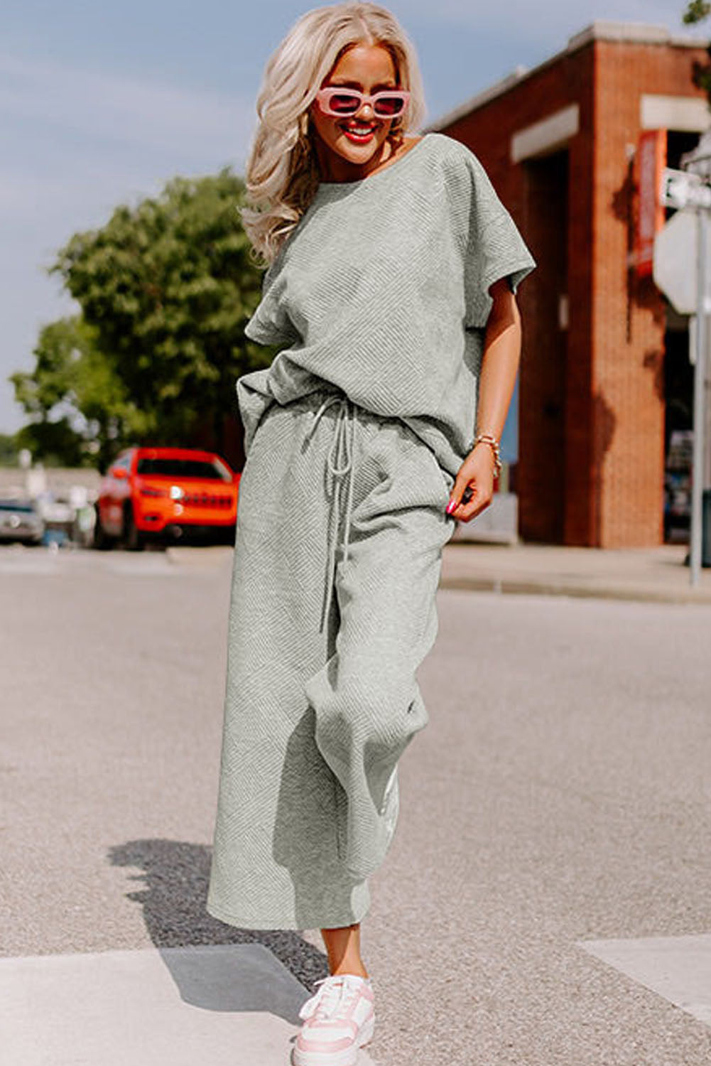 Conjunto de camiseta holgada con textura negra y pantalón con cordón