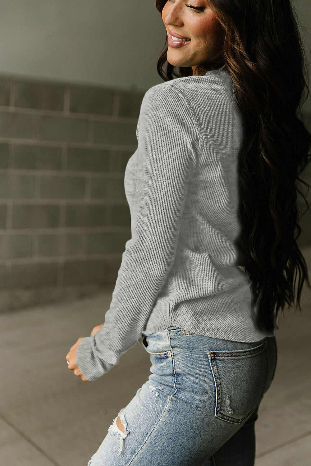 Camisa henley de manga larga con tejido gofre en color gris liso