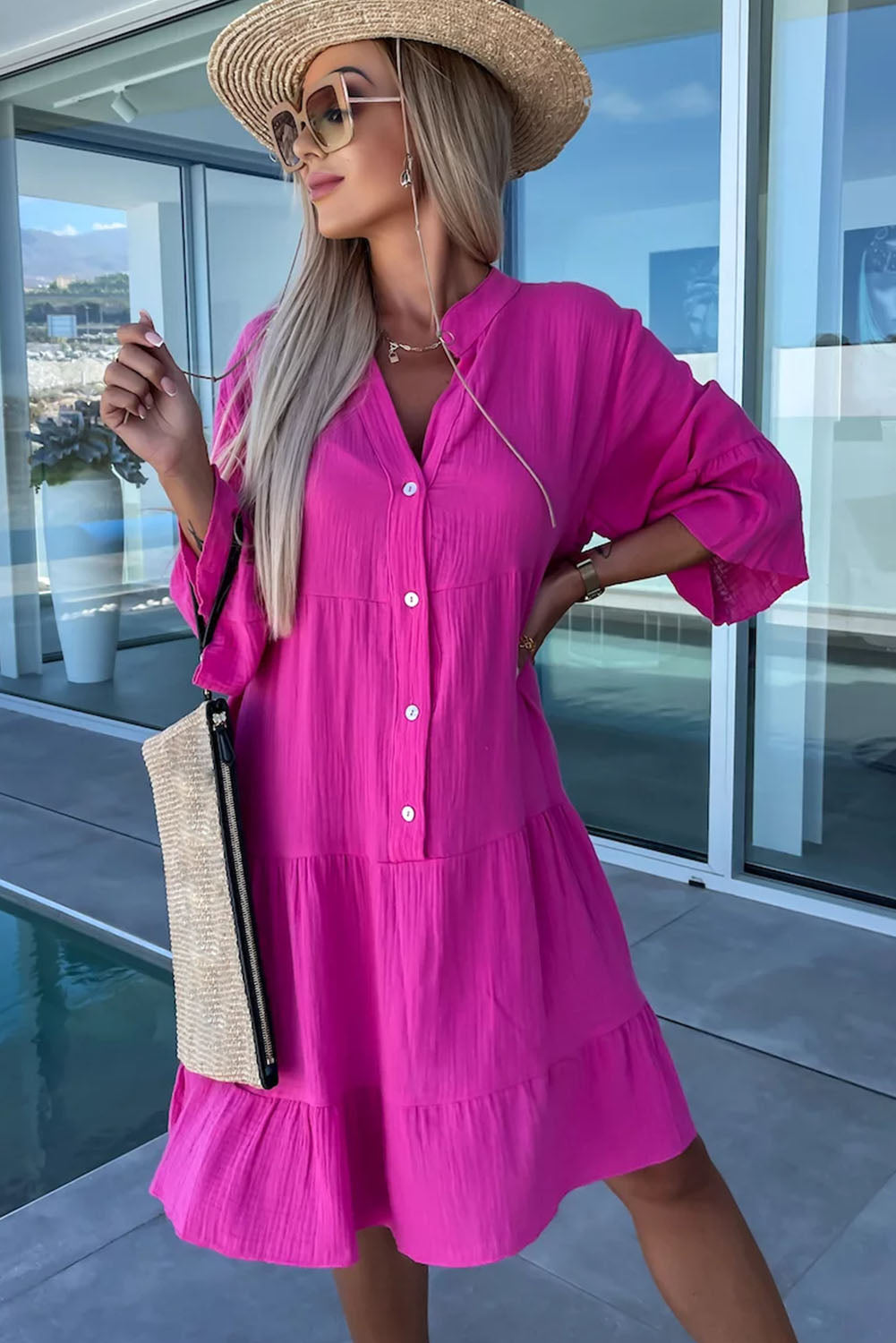 Vestido camisero con escote abierto y capas con diseño arrugado en rosa