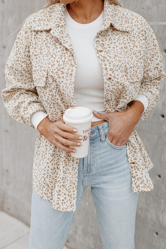 Chaqueta de pana abotonada con bolsillos con solapa y estampado de leopardo beige