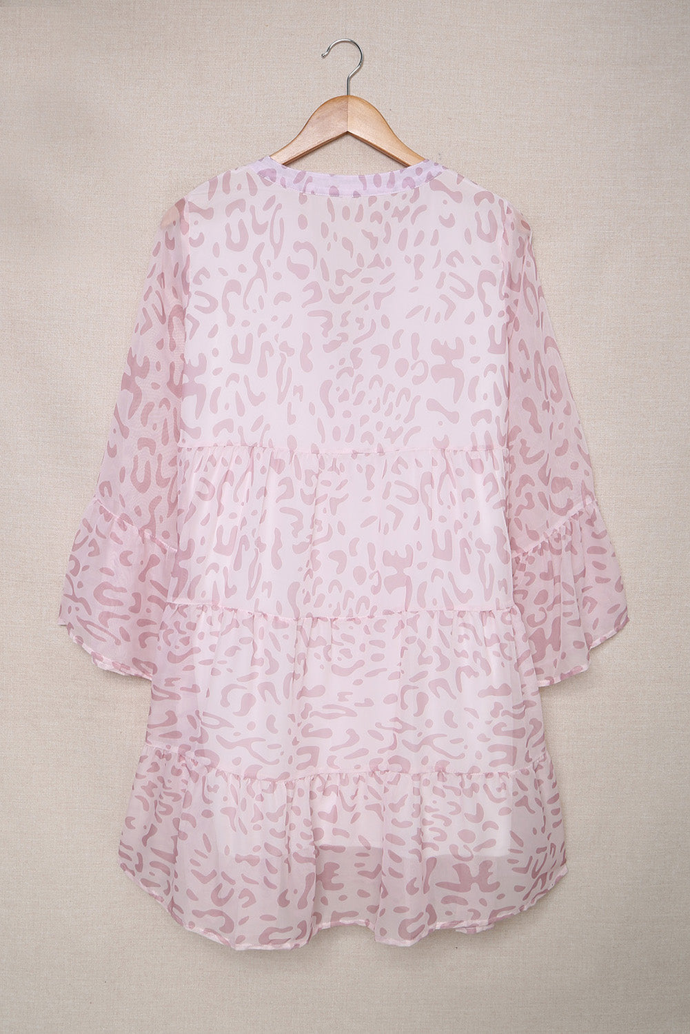 Vestido estilo bohemio campesino con escote en V y mangas acampanadas en color negro